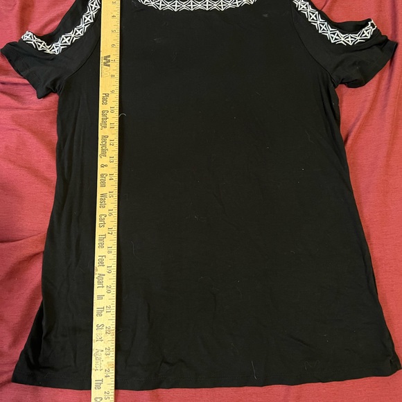 Liz Claiborne Black Cold Shoulder Top with White Embroidery Size Small - Picture 4 of 8